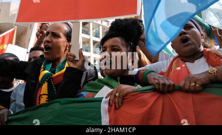 Jerusalem, Israel. 13h Dez 2021. Demonstranten nehmen an einem Protest von äthiopischen Juden und Mitgliedern der eritreischen Migrantengemeinschaft gegen die Politik der Vereinigten Staaten gegenüber dem Tigray-Konflikt in Äthiopien vor der US-Botschaft am 13. Dezember 2021 in Jerusalem, Israel, Teil. Kredit: Eddie Gerald/Alamy Live Nachrichten Stockfoto