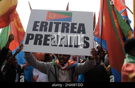 Jerusalem, Israel. 13h Dez 2021. Ein Protestierender hält ein Plakat mit der Aufschrift „Eritrea herrscht vor“ während eines Protestes von äthiopischen Juden und Mitgliedern der eritreischen Migrantengemeinschaft gegen die Politik der Vereinigten Staaten gegenüber dem Tigray-Konflikt Äthiopiens vor der US-Botschaft am 13. Dezember 2021 in Jerusalem, Israel. Kredit: Eddie Gerald/Alamy Live Nachrichten Stockfoto