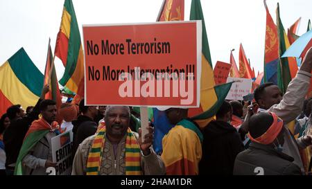 Jerusalem, Israel. 13h Dez 2021. Ein Protestierender hält ein Plakat mit der Aufschrift „Eritrea herrscht vor“ während eines Protestes von äthiopischen Juden und Mitgliedern der eritreischen Migrantengemeinschaft gegen die Politik der Vereinigten Staaten gegenüber dem Tigray-Konflikt Äthiopiens vor der US-Botschaft am 13. Dezember 2021 in Jerusalem, Israel. Kredit: Eddie Gerald/Alamy Live Nachrichten Stockfoto