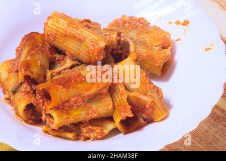 Italienische Rigatoni Pasta Mit Tomaten Und Käse Stockfoto