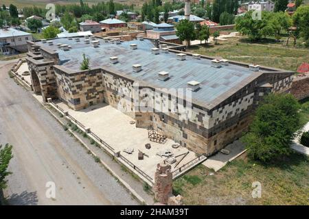 Alacahan Caravanserai wurde im 12th. Jahrhundert während der anatolischen Seldschuken-Zeit erbaut. Ein Blick von der Vorderseite der Karawanserei. Sivas, Türkei. Stockfoto