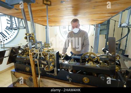 Madrid, Spanien. 13th Dez 2021. Der Uhrmacher der Puerta del Sol, Jesus Lopez-Terradas, posiert mit einer Uhr, die bereit ist, am 31. Dezember in der Puerta del Sol.Madrid Glockenspiele zu geben.die letzten Vorbereitungen, um in 18 Tagen das mythische Glockenspiel des Endes des Jahres zu feiern. Die Uhr, die 1866 in London hergestellt wurde, zählt die 12 Sekunden vor Mitternacht am 31. Dezember, um das neue Jahr 2022 einzuläuten. Kredit: SOPA Images Limited/Alamy Live Nachrichten Stockfoto