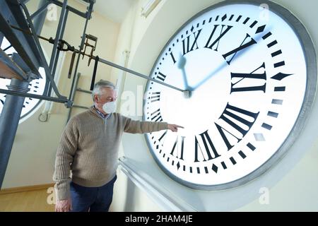 Madrid, Spanien. 13th Dez 2021. Der Uhrmacher der Puerta del Sol, Jesus Lopez-Terradas, posiert mit einer Uhr, die bereit ist, am 31. Dezember in der Puerta del Sol.Madrid Glockenspiele zu geben.die letzten Vorbereitungen, um in 18 Tagen das mythische Glockenspiel des Endes des Jahres zu feiern. Die Uhr, die 1866 in London hergestellt wurde, zählt die 12 Sekunden vor Mitternacht am 31. Dezember, um das neue Jahr 2022 einzuläuten. Kredit: SOPA Images Limited/Alamy Live Nachrichten Stockfoto