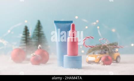 Mockup Gläser von kosmetischen Produkten auf einem weihnachtlichen Hintergrund mit fallendem Schnee. Geschenk für das neue Jahr. Stockfoto