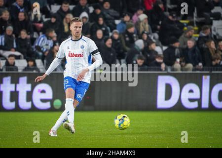 Odense, Dänemark. 12th, Dezember 2021. Kasper Larsen (5) von Odense Boldklub beim Sydbank Cup-Spiel zwischen Odense Boldklub und dem FC Randers im Nature Energy Park in Odense. (Foto: Gonzales Photo - Kent Rasmussen). Stockfoto