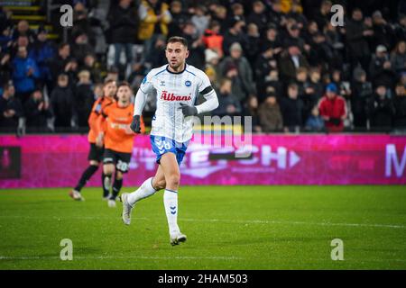 Odense, Dänemark. 12th, Dezember 2021. Bashkim Kadrii (8) von Odense Boldklub, gesehen während des Sydbank Cup Spiels zwischen Odense Boldklub und Randers FC im Nature Energy Park in Odense. (Foto: Gonzales Photo - Kent Rasmussen). Stockfoto