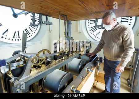 Madrid, Spanien. 13th Dez 2021. Der Uhrmacher der Puerta del Sol, Jesus Lopez-Terradas, posiert mit einer Uhr, die bereit ist, am 31. Dezember in der Puerta del Sol.Madrid Glockenspiele zu geben.die letzten Vorbereitungen, um in 18 Tagen das mythische Glockenspiel des Endes des Jahres zu feiern. Die Uhr, die 1866 in London hergestellt wurde, zählt die 12 Sekunden vor Mitternacht am 31. Dezember, um das neue Jahr 2022 einzuläuten. (Foto: Atilano Garcia/SOPA Images/Sipa USA) Quelle: SIPA USA/Alamy Live News Stockfoto