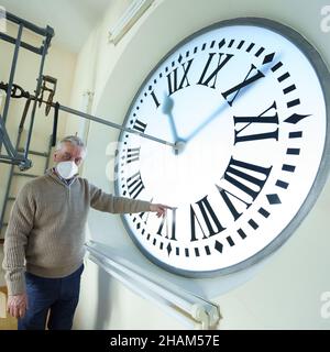 Madrid, Spanien. 13th Dez 2021. Der Uhrmacher der Puerta del Sol, Jesus Lopez-Terradas, posiert mit einer Uhr, die bereit ist, am 31. Dezember in der Puerta del Sol.Madrid Glockenspiele zu geben.die letzten Vorbereitungen, um in 18 Tagen das mythische Glockenspiel des Endes des Jahres zu feiern. Die Uhr, die 1866 in London hergestellt wurde, zählt die 12 Sekunden vor Mitternacht am 31. Dezember, um das neue Jahr 2022 einzuläuten. (Foto: Atilano Garcia/SOPA Images/Sipa USA) Quelle: SIPA USA/Alamy Live News Stockfoto