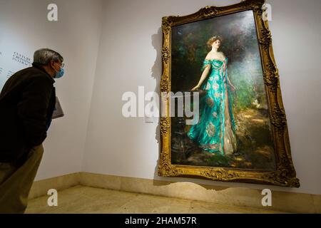 Ein Besucher beobachtet das Kunstwerk des Künstlers John Singer während der Ausstellung im Museo Nacional Thyssen-Bornemisza in Madrid.das Museo Nacional Thyssen-Bornemisza präsentiert eine Ausstellung, die die großartige Sammlung amerikanischer Kunst zusammenführt, die das Ergebnis seiner Sammlungsarbeit seit mehr als drei Jahrzehnten ist. Die Werke stammen sowohl aus den Sammlungen der Familie Thyssen als auch aus Carmen Thyssen-Bornemisza und stammen hauptsächlich aus dem Museum selbst, einem außergewöhnlichen Ort im europäischen Kontext, der das Thyssen Museum in Madrid zu einem wesentlichen Bezugspunkt für das Wissen der Amerikaner gemacht hat Stockfoto