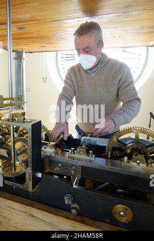 Madrid, Spanien. 13th Dez 2021. Der Uhrmacher der Puerta del Sol, Jesus Lopez-Terradas, posiert mit einer Uhr, die bereit ist, am 31. Dezember in der Puerta del Sol.Madrid Glockenspiele zu geben.die letzten Vorbereitungen, um in 18 Tagen das mythische Glockenspiel des Endes des Jahres zu feiern. Die Uhr, die 1866 in London hergestellt wurde, zählt die 12 Sekunden vor Mitternacht am 31. Dezember, um das neue Jahr 2022 einzuläuten. (Foto: Atilano Garcia/SOPA Images/Sipa USA) Quelle: SIPA USA/Alamy Live News Stockfoto