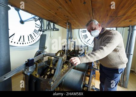 Madrid, Spanien. 13th Dez 2021. Der Uhrmacher der Puerta del Sol, Jesus Lopez-Terradas, posiert mit einer Uhr, die bereit ist, am 31. Dezember in der Puerta del Sol.Madrid Glockenspiele zu geben.die letzten Vorbereitungen, um in 18 Tagen das mythische Glockenspiel des Endes des Jahres zu feiern. Die Uhr, die 1866 in London hergestellt wurde, zählt die 12 Sekunden vor Mitternacht am 31. Dezember, um das neue Jahr 2022 einzuläuten. (Foto: Atilano Garcia/SOPA Images/Sipa USA) Quelle: SIPA USA/Alamy Live News Stockfoto