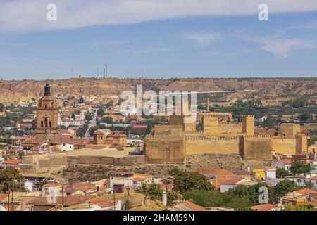 Fernansicht der Alcazaba und der Guadix Kathedrale, vom Aussichtspunkt Padre Poveda aus gesehen Stockfoto