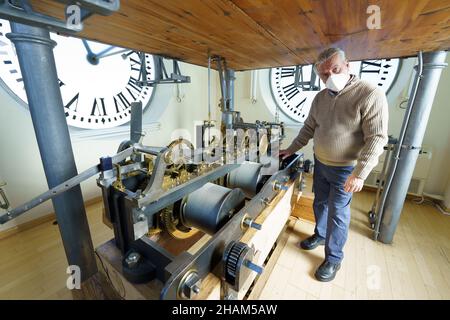 Madrid, Spanien. 13th Dez 2021. Der Uhrmacher der Puerta del Sol, Jesus Lopez-Terradas, posiert mit einer Uhr, die bereit ist, am 31. Dezember in der Puerta del Sol.Madrid Glockenspiele zu geben.die letzten Vorbereitungen, um in 18 Tagen das mythische Glockenspiel des Endes des Jahres zu feiern. Die Uhr, die 1866 in London hergestellt wurde, zählt die 12 Sekunden vor Mitternacht am 31. Dezember, um das neue Jahr 2022 einzuläuten. (Foto: Atilano Garcia/SOPA Images/Sipa USA) Quelle: SIPA USA/Alamy Live News Stockfoto