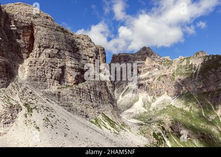 Berggipfel in den italienischen Dolomiten mit charakteristischer Struktur und Farbe. Italien Stockfoto