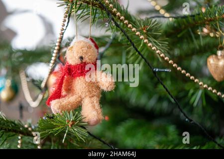 Selektiver Fokus einer hängenden weihnachtsbären-Dekoration von einer norwegenfichte Stockfoto