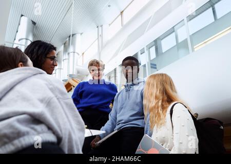 Gruppe von Studenten in der Bibliothek Stockfoto