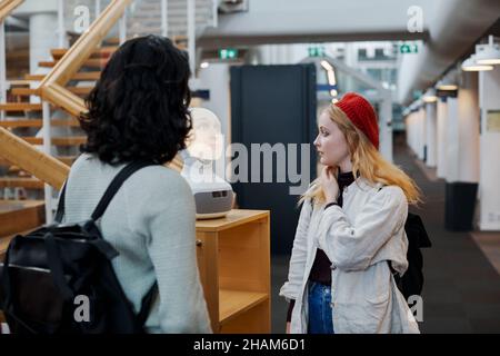 Studenten, die Sprachassistenten in der Bibliothek verwenden Stockfoto