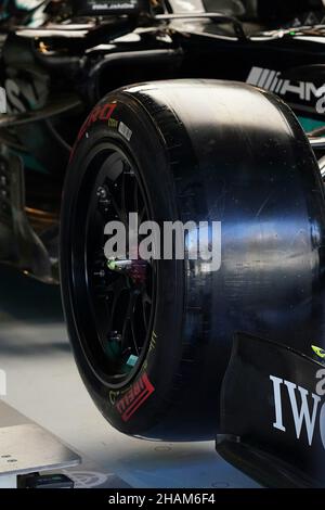 14th. Dezember 2021, Yas Marina Circuit, Abu Dhabi, Formel-1-Testfahrten, im Bild die neuen 18-Zoll-Reifen von Pirelli. Stockfoto