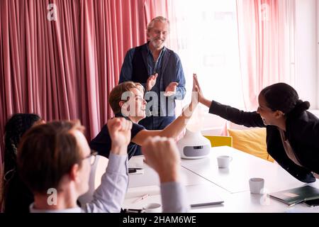Geschäftsleute, die sich während eines Geschäftstreffens stark verfünfften Stockfoto