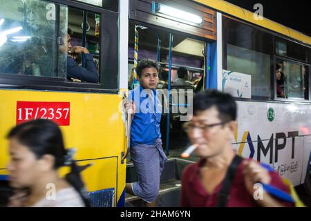 YANGON, MYANMAR - 4. JANUAR 2016: Lokale Busse fahren am 4. Januar 2016 auf den Straßen der Innenstadt von Yangon, Myanmar Stockfoto