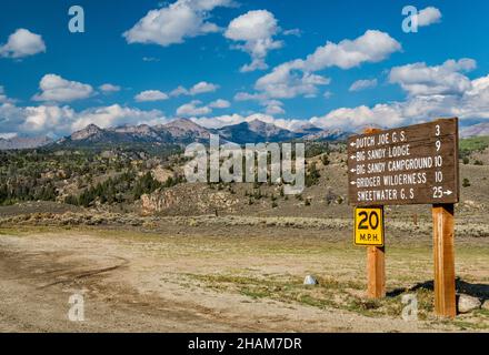 Richtungsschild, Big Sandy Opening Road (BLMR 4113), an der Lander Cutoff Road (CR 132), Wind River Range in distance, Wyoming, USA Stockfoto