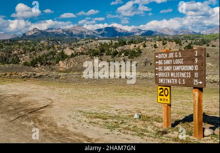 Richtungsschild, Big Sandy Opening Road (BLMR 4113), an der Lander Cutoff Road (CR 132), Wind River Range in distance, Wyoming, USA Stockfoto