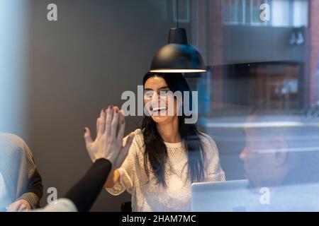 Lächelnde Frau, die sich im Büro trifft Stockfoto