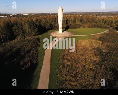 ST HELENS, VEREINIGTES KÖNIGREICH - 04. Nov 2021: Die Traumskulptur und ein Stück öffentlicher Kunst von Jaume Plensa in Sutton, St Helens, Merseyside. Stockfoto