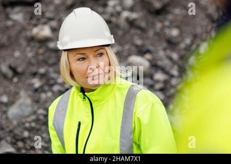 Ingenieurin in Harthut Stockfoto