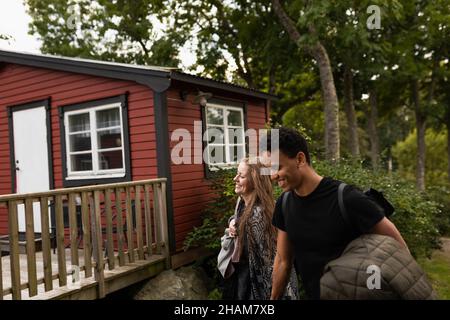 Lächelndes Paar in der Holzhütte Stockfoto
