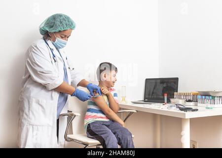 Verabreichung von covid19 Impfstoffen in der pädiatrischen Altersgruppe von 5-11 Jahren. Stockfoto