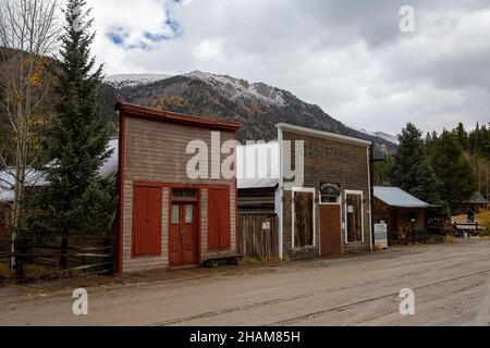 SAINT ELMOS, USA - 10. Okt 2021: Die Geisterstadt des St Elmo in der Nähe des Tin Cup Passes in den Colorado Rocky Mountains, USA Stockfoto