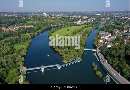 Mülheim an der Ruhr, Nordrhein-Westfalen, Deutschland - Saarn-Mendener Ruhraue, grünes Ruhrgebiet in Mülheim an der Ruhr. Vorne das Wehr Mülheim an Stockfoto