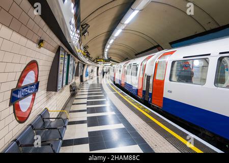 LONDON, VEREINIGTES KÖNIGREICH - Sep 08, 2017: Eine wunderschöne Aussicht auf eine U-Bahn-Station in London Waterloo Station Stockfoto