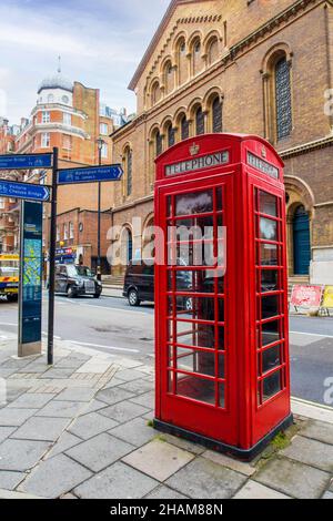 LONDON, VEREINIGTES KÖNIGREICH - 08. Sep 2017: Eine Telefonzelle in der Straße von London, Vereinigtes Königreich Stockfoto