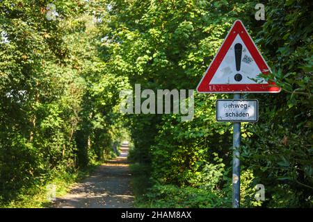 Mülheim an der Ruhr, Nordrhein-Westfalen, Deutschland - Achtung Bürgersteige, geschlossener Fuß- und Radweg auf der Ruhrinsel Saarn-Mendener Ruhraue Stockfoto