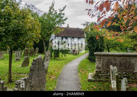 Pfad schlängelt sich durch einen englischen Kirchhof, Grabsteine auf beiden Seiten, Holy Trinity, Cookham, Bergen, Großbritannien Stockfoto