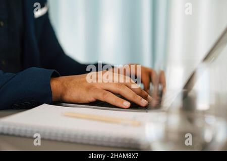 Die Hände des Mannes auf Laptop-Tastatur Stockfoto