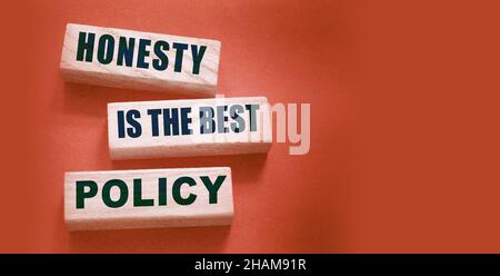 Ehrlichkeit ist die beste Politik Worte in Holzblöcken geschrieben. Vertrauenswürdig, Wahrheit, Überzeugungen und Vereinbarung Geschäftskonzept. Stockfoto
