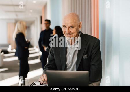 Mann im Büro arbeiten Stockfoto