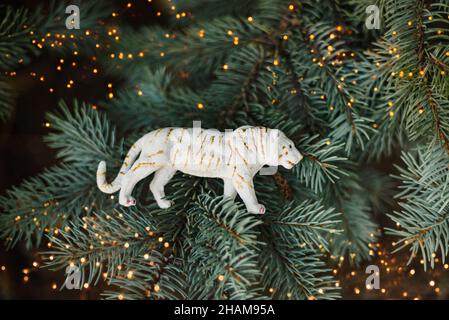Weißer Tiger Symbol des chinesischen Neujahrs 2022. Weihnachtskonzept. Chinesisches Jahr des Tigers, Sternzeichen 2022. Festlicher Hintergrund. Weihnachtsfeier. östlicher Kalender Stockfoto