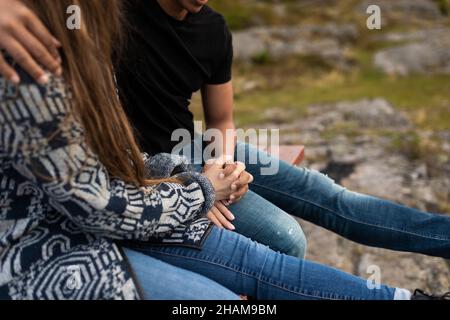 Nahaufnahme von paar Hand in Hand Stockfoto