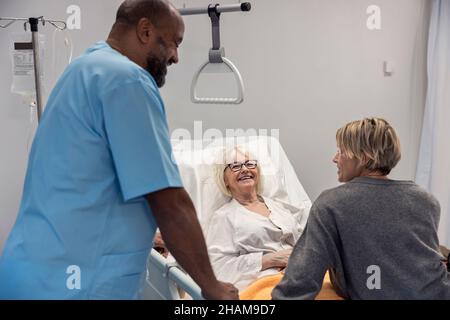 Krankenschwester im Gespräch mit Patienten im Krankenhaus Stockfoto