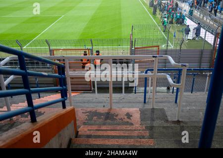 Feature, leere Standstände im Vonovia-Ruhrstadion, ohne Fans, Tribuene, Fußball 1st Bundesliga, 15th Spieltag, VfL Bochum (BO) - Borussia Dortmund (DO), am 11th. Dezember 2021 in Bochum/Deutschland. #die DFL-Vorschriften verbieten die Verwendung von Fotos als Bildsequenzen und/oder quasi-Video # Â Stockfoto