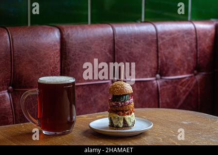 Der Coach Burger mit Cheddar, Pulled Pork und Dill Pickle im Coach in Marlow, Buckinghamshire, Großbritannien, innen Stockfoto