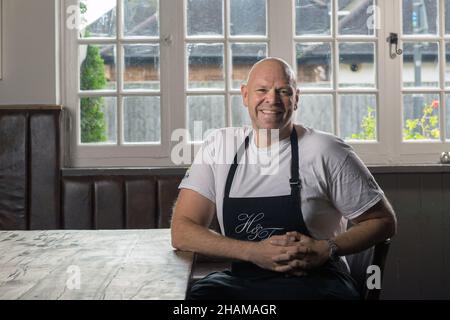 Tom Kerridge, The Hand & Flowers, Marlow, Buckinghamshire, Großbritannien.Starkoch Tom Kerridge in seinem Marlow Restaurant The Hand and Flowers. Stockfoto