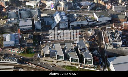 Luftaufnahme des Sheffield Interchange im Stadtzentrum von Sheffield (und im unmittelbaren Vordergrund der Sheffield Digital Campus, ein Unternehmensbüro) Stockfoto