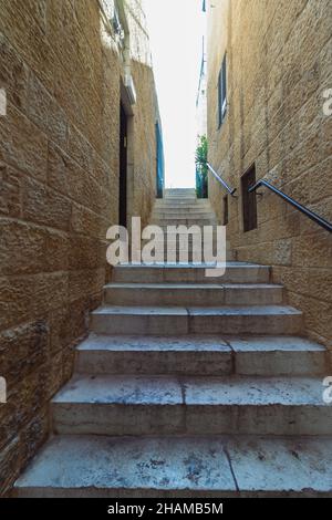 Schmale Steintreppen in einer Gasse im jüdischen Viertel, mit einem Griff für Behinderte, in der Altstadt von Jerusalem, Israel. Stockfoto