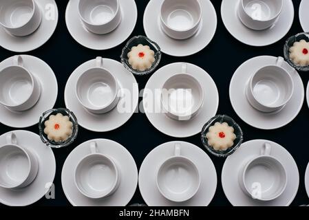 Viele Kaffeetassen standen an und standen bereit, Gäste zu empfangen Stockfoto