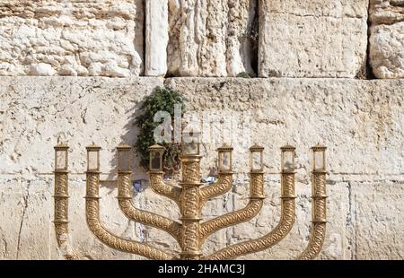Die riesige traditionelle und staatseigene Menorah auf dem Platz der westlichen Mauer in Jerusalem, eine riesige goldfarbene Metall-Menorah. Vor dem Hintergrund der Stockfoto